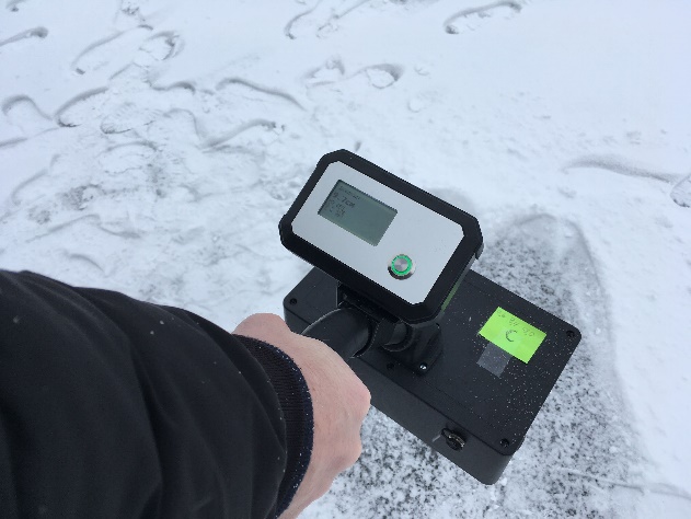 Portative, non-invasive ice thickness measuring device